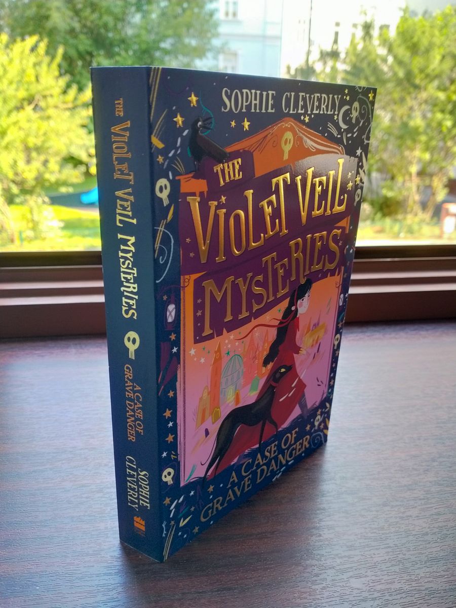 A Case of Grave Danger (The Violet Veil Mysteries)