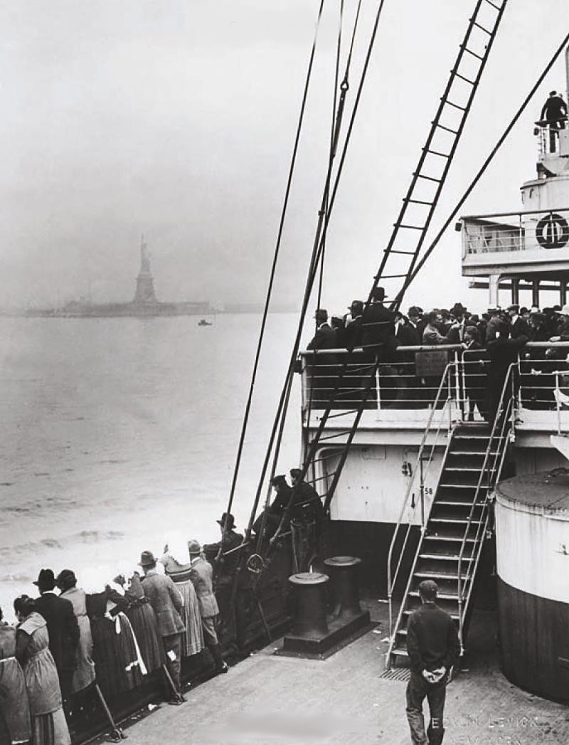 Titanic (History in Photographs)